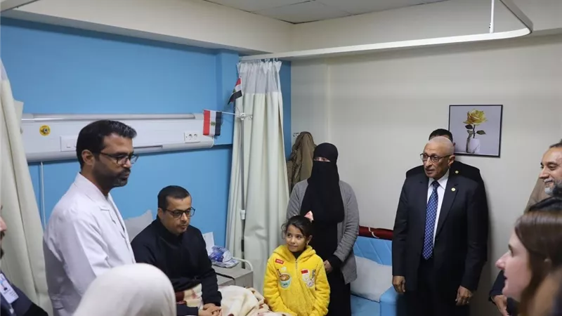  محافظ شمال سيناء ووفد بريطاني يتفقدون المصابين الفلسطينيين بالعريش  