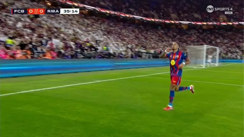 رافيينا يضرب ولا يبالي.. برشلونة يتقدم على الريال في نهائي السوبر 
