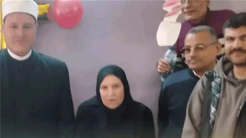 مدير «أوقاف الدقهلية» يكرم مسئولة الحسابات بالمديرية لبلوغها سن المعاش