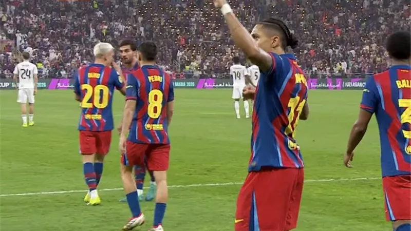 قاد برشلونة للتتويج بالبطولة.. رافينيا أفضل لاعب في بطولة السوبر الإسباني 