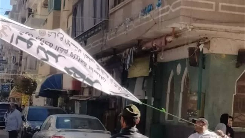 الوحدة المحلية لمركز ومدينة كفر الشيخ تزيل الإعلانات العشوائية بحي شرق