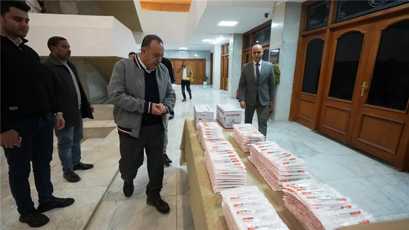 محافظ أسيوط يتسلم 20 ألف سرنجة دقيقة تبرعا لدعم التأمين الصحي 