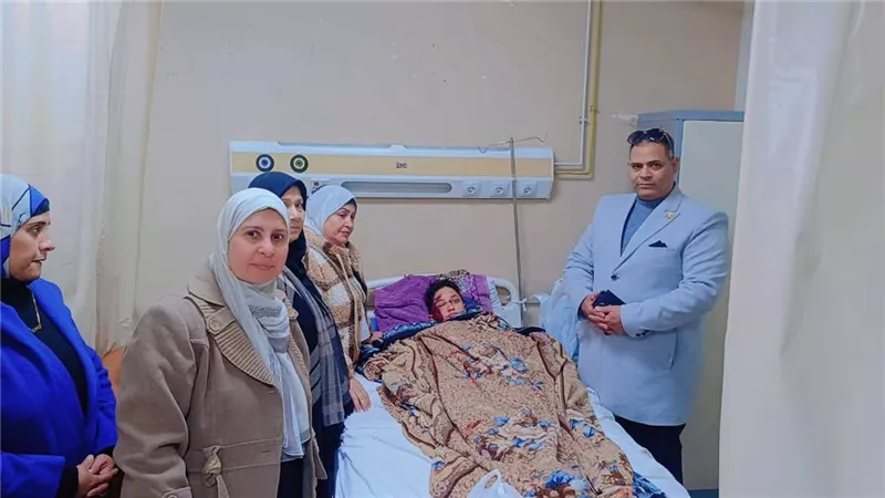 وكيل إدارة الخانكة يطمئن على طالب تعرض لحادث سير أثناء توجهه للامتحان