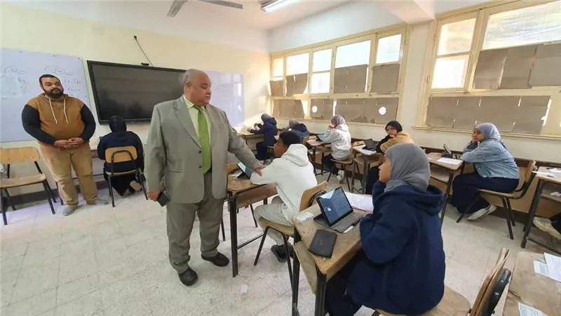 مع استمرار الامتحانات.. وكيل تعليم الأقصر في جولة تفقدية بإدارة البياضية