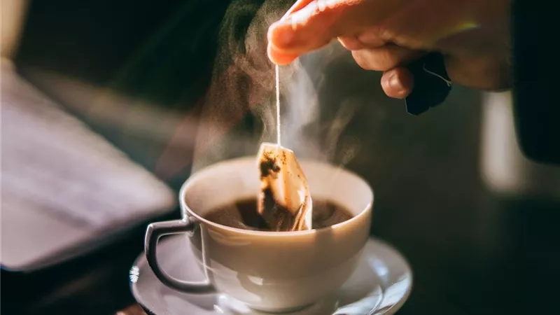 هل أكياس الشاي تمثل خطورة على الصحة؟.. دراسة تجيب