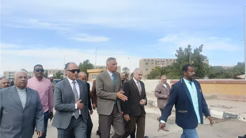 محافظ أسوان يضع حجر الأساس لكوبري المشاة بديل مزلقان كيما