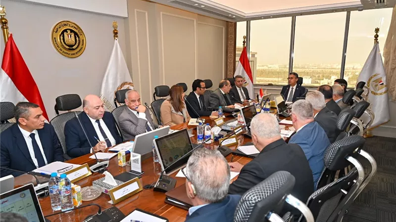  وزير التموين يوجه بتأمين احتياجات المواطنين من السلع الأساسية خلال رمضان