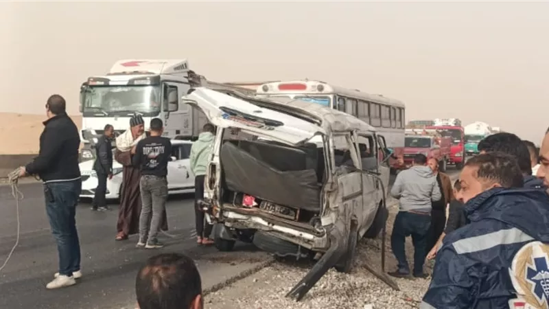 مصرع وإصابة 13 شخصًا إثر انقلاب ميكروباص بطريق الفيوم