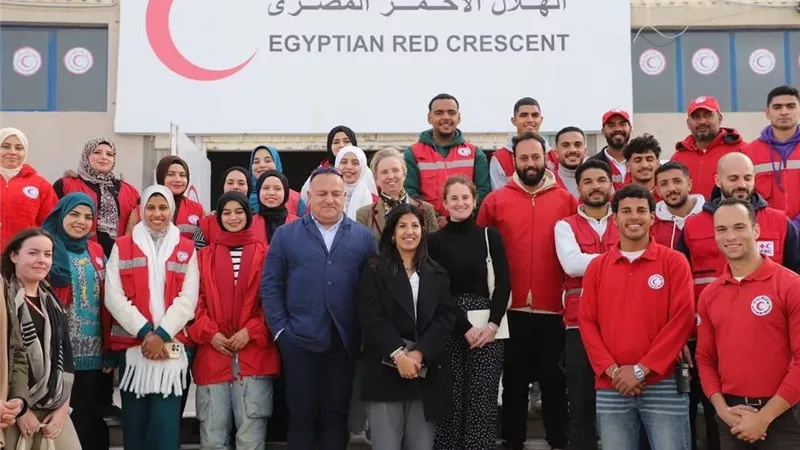 محافظ شمال سيناء يصطحب وفدا من السفارة البريطانية لمخازن المساعدات بالعريش