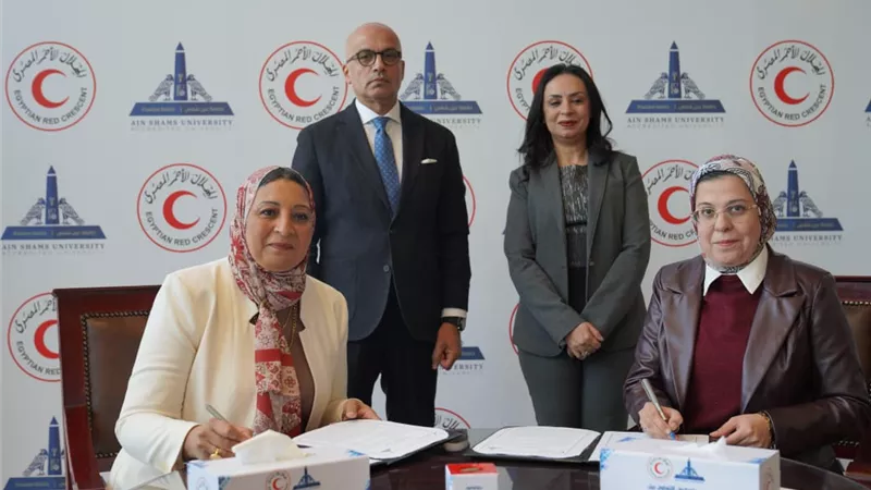 طلاب عين شمس ينظمون قوافل طبية في المناطق الأولى بالرعاية