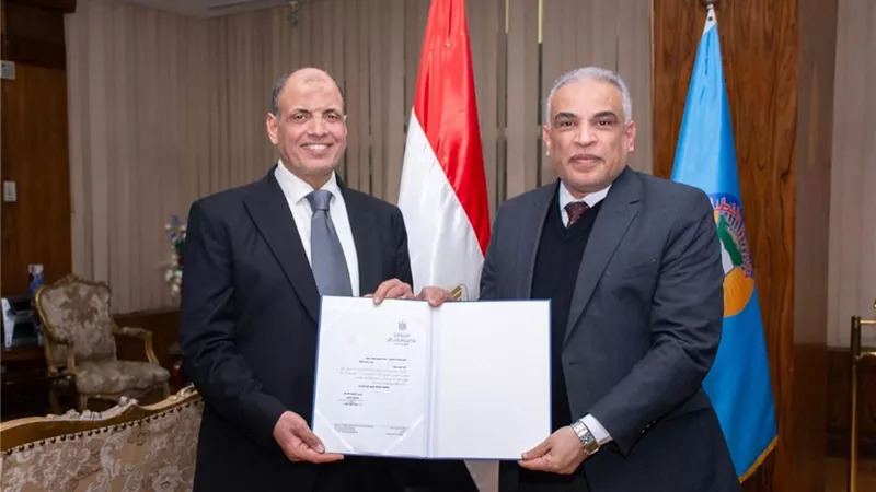 رئيس جامعة طنطا يهنئ عميد كلية الآداب بعد صدور قرار جمهوري بتعيينه