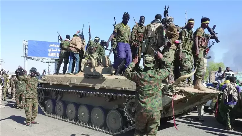 عناصر من سلاح المظلات.. الجيش السوداني يعزز قواته على الحدود مع إثيوبيا