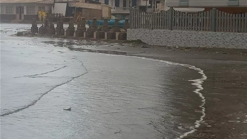 نوة الفيضة الكبرى تجتاح دمياط.. وغرق الكافتيريات بمدينة رأس البر| فيديو