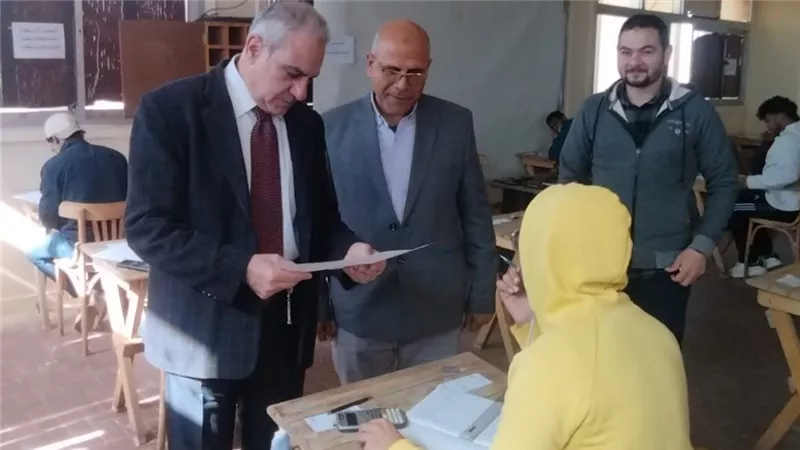 رئيس جامعة أسوان يتابع امتحانات الفصل الدراسي الأول لكلية هندسة الطاقة