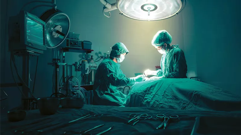 مشرط الجراح وعقل الآلة.. جيل جديد من أبطال غرف العمليات| صور