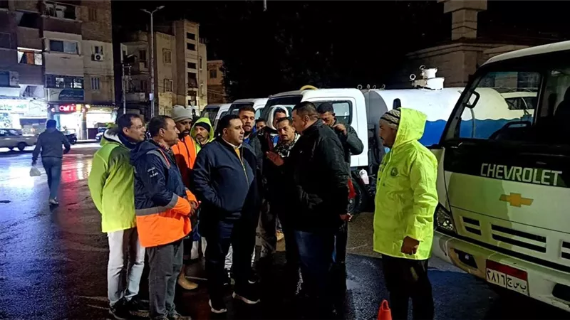 حتى منتصف الليل.. رئيس «مياه البحيرة» في جولة ميدانية لرفع تجمعات الأمطار