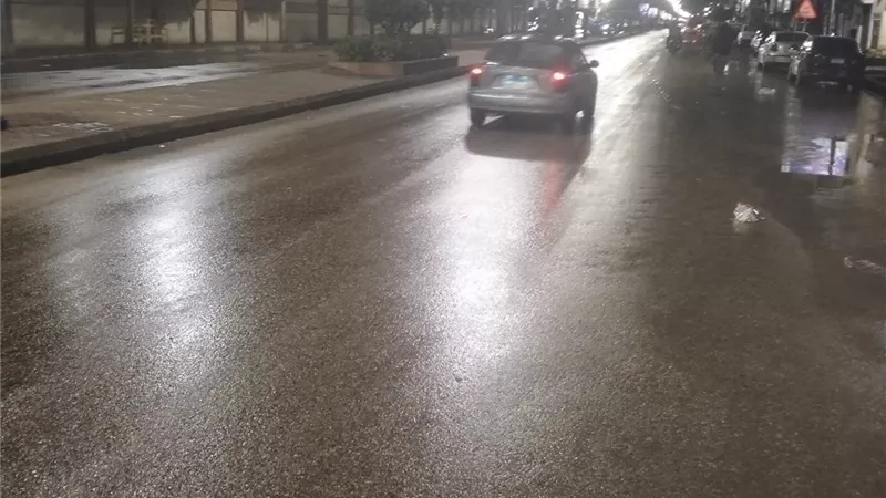النوة الكبرى تضرب كفر الشيخ.. رياح عاتية وأمطار تُغرق الشوارع