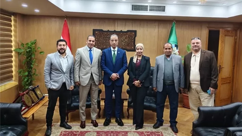 محافظ الفيوم يلتقي وفد «المقاولون العرب» لبحث التعاون بالمشروعات السياحية