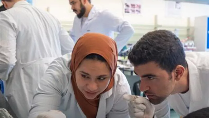 الجامعة الأمريكية توقّع مذكرة تفاهم مع شركاء دوليين لإعداد طلاب الطب 