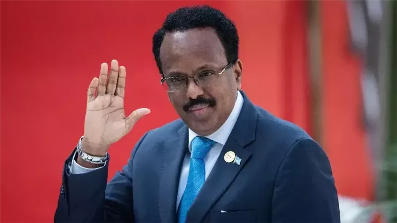 رئيس الصومال السابق يُشيد بقرار بلاده إلغاء الاتفاقيات مع الإمارات 