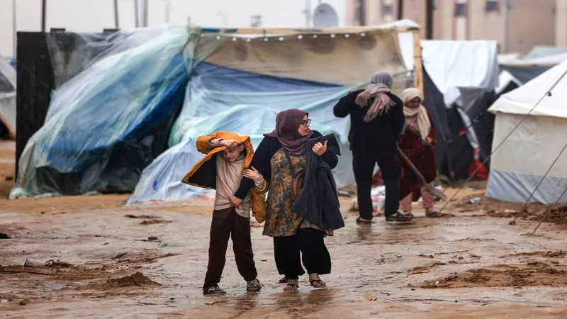 الرياح العاتية اقتلعت أكثر من 127 ألف خيمة بقطاع غزة|فيديو