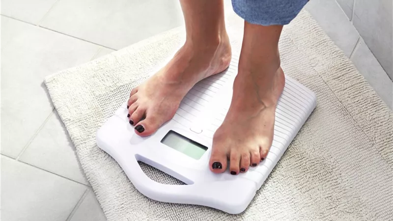 لماذا تحدث تقلبات في الوزن على مدار اليوم؟