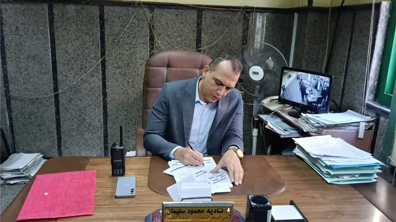 رئيس مدينة دمنهور يتفقد سير العمل بالمركز التكنولوجي