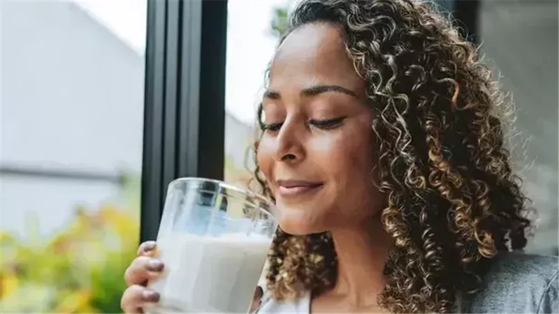 العلم يحذر: أطعمة وأدوية لا ينصح بتناولها مع الحليب
