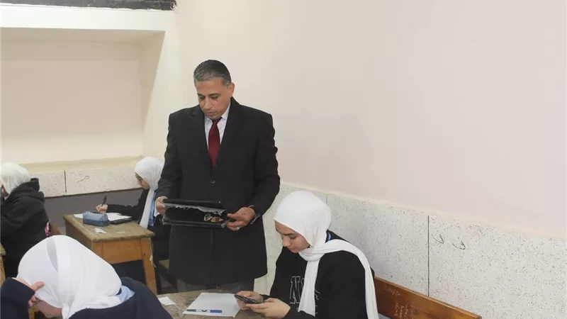 وكيل «تعليم الجيزة» يتفقد امتحانات نصف العام بحدائق أكتوبر والشيخ زايد