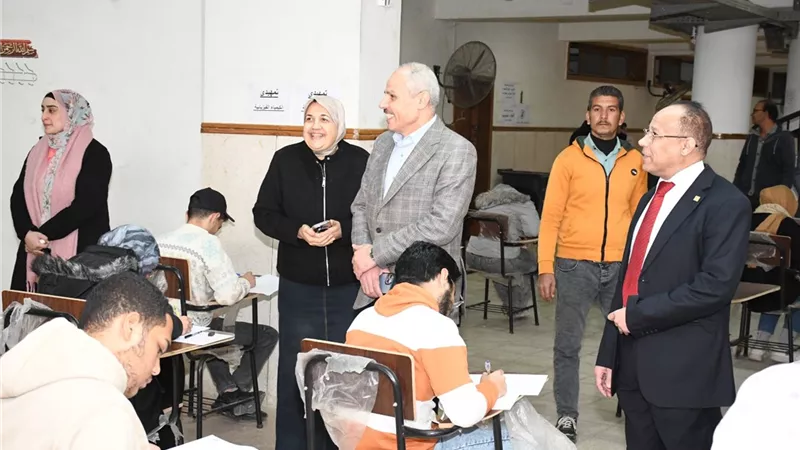  رئيس جامعة قناة السويس يتفقد لجان امتحانات كلية العلوم 