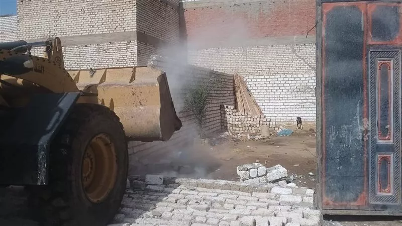 إزالة وإيقاف 35 حالة تعدٍ ومخالفات بناء فى بنى مزار ومغاغة بالمنيا