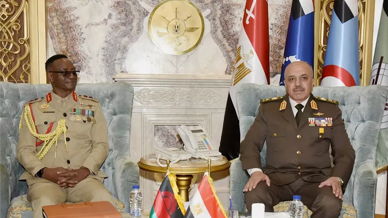 الفريق أحمد خليفة يلتقى قائد قوات الدفاع المالاوى  | صور
