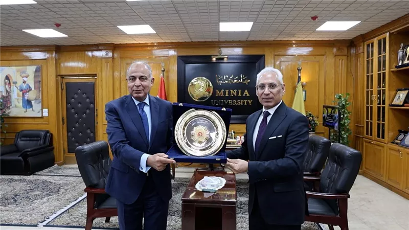 جامعة المنيا تمنح المحافظ درعًا تقديرًا لدعمه مشروع الريادة الخضراء