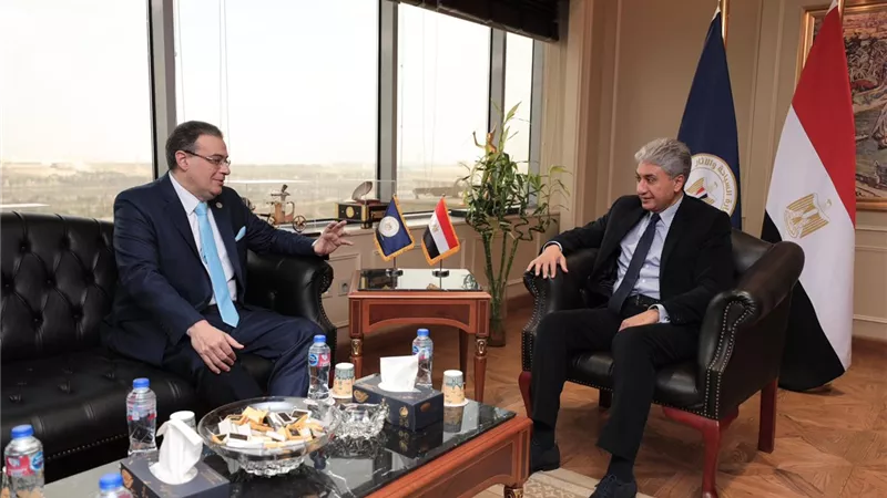 وزير السياحة يبحث تطوير الهياكل الإدارية ولوائح الموارد البشرية| صور