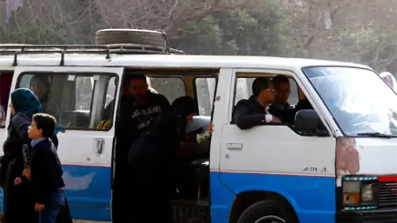 الأمن يتحفظ على ميكروباص جلس أعلاه شاب أثناء سيره بالتجمع الخامس