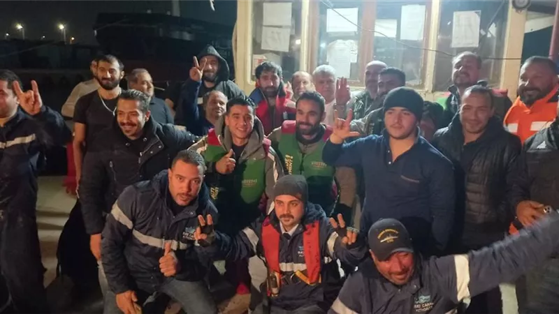 أسامة ربيع يعلن نجاح جهود إنقاذ طاقم سفينة البضائع 