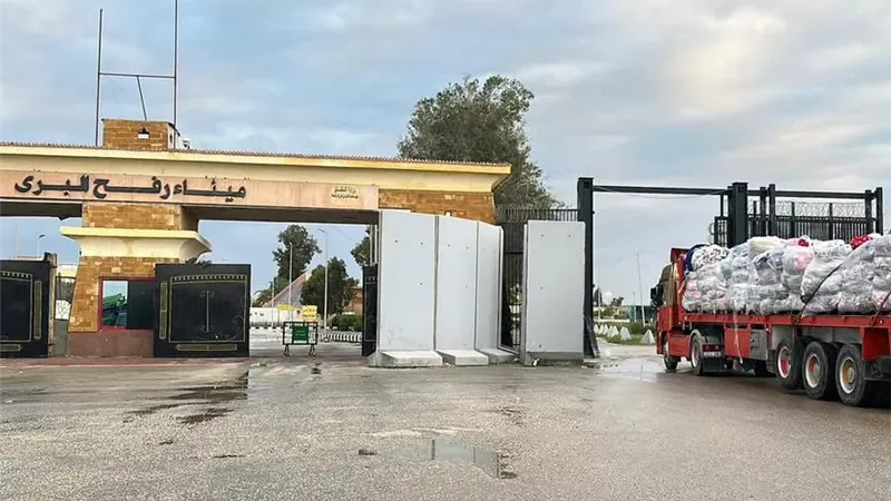 وسط الأمطار.. متطوعو الهلال الأحمر المصري يسيرون قافلة «زاد العزة»