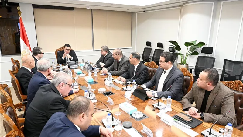 وزير الإسكان يتابع موقف مشروعات مدينة العلمين الجديدة