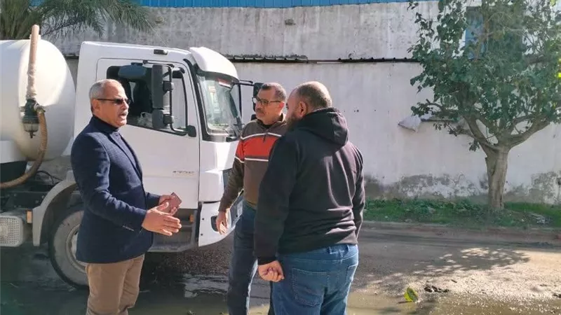 رئيس مدينة بلطيم يتفقد المنطقة الصناعية لمتابعة أعمال رفع مياه الأمطار 