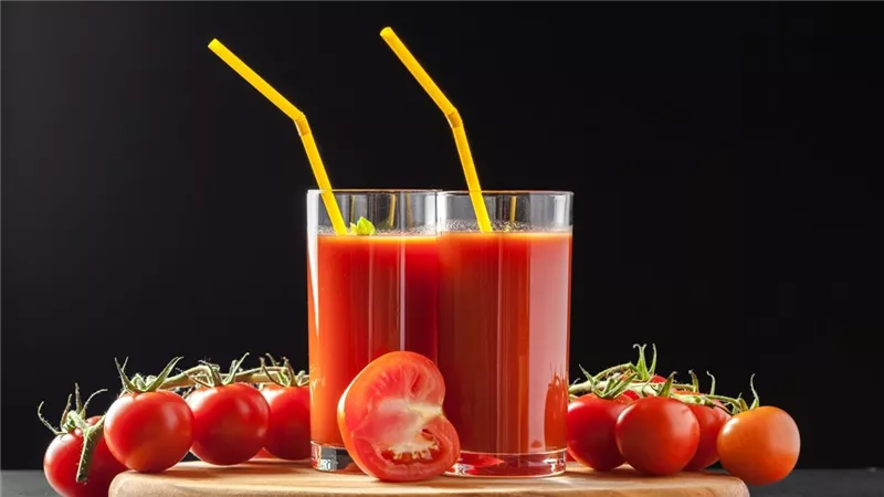 ماذا يحدث لضغط دمك عند شرب عصير الطماطم؟