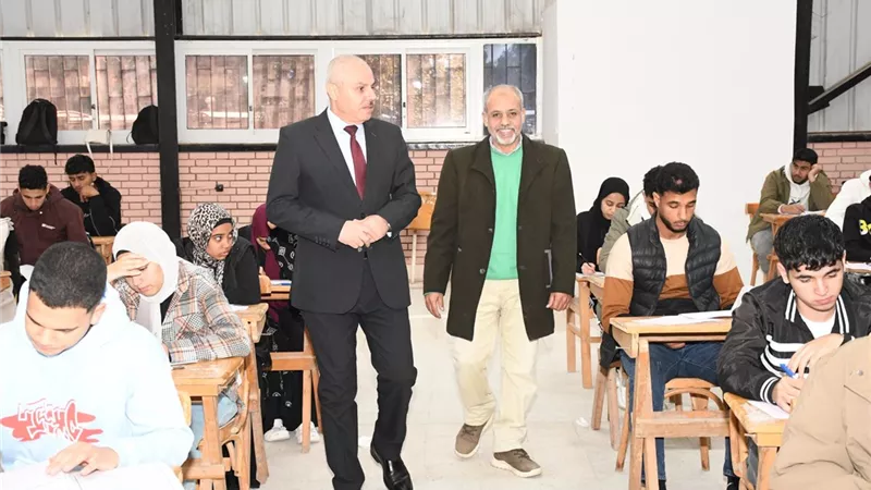 رئيس جامعة قناة السويس يتفقد لجان امتحانات الفرقة الرابعة بكلية التجارة