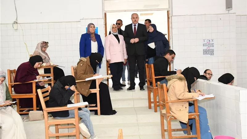 رئيس جامعة قناة السويس يتابع انتظام امتحانات كلية بيطري والدراسات العليا
