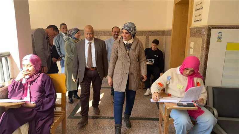 رئيس جامعة الأقصر يتابع سير الامتحانات بكليات العلوم والتربية والطب