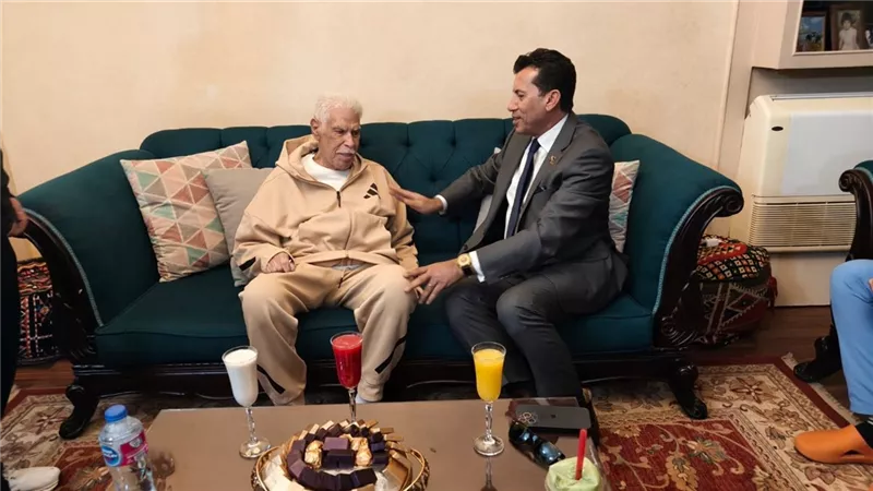 وزير الرياضة يزور المعلم حسن شحاتة للاطمئنان على حالته الصحية