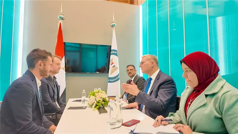 مصر تتحول لمركز جذب عالمي..وزير البترول يبحث استكشاف الذهب مع 