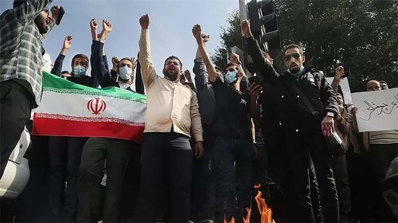 خبير سياسي: محاكمات إيران العلنية للمحتجين مناورة تكتيكية لحماية النظام