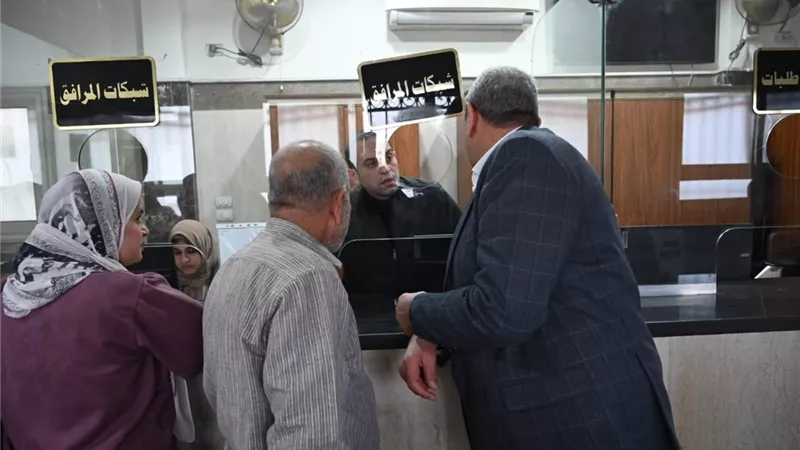 محافظ الغربية بين المواطنين ويؤكد: أنا أول واحد هنا لخدمتكم