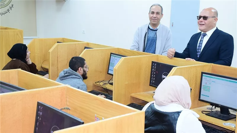 رئيس جامعة سوهاج الأهلية يطمئن على انتظام الامتحانات