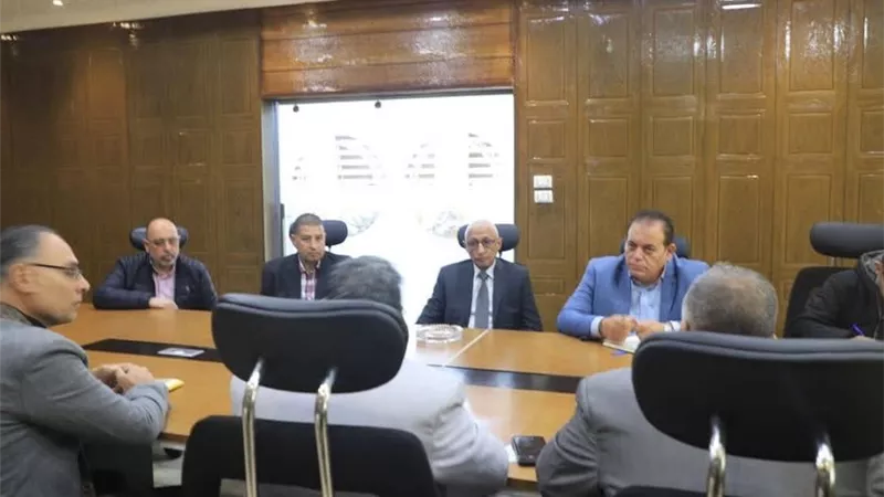 محافظ شمال سيناء يناقش دراسة تشغيل مشروع النقل الجماعي بالعريش 