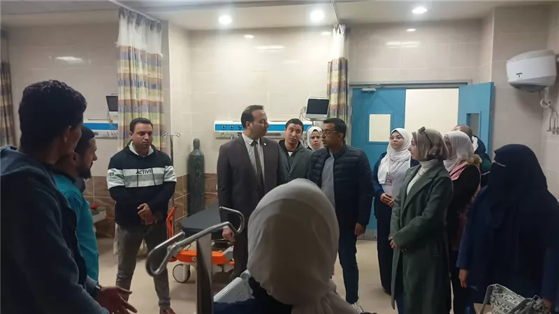 وكيل صحة البحيرة يتفقد مستشفى بدر ويلتقى عدداً من المرضى